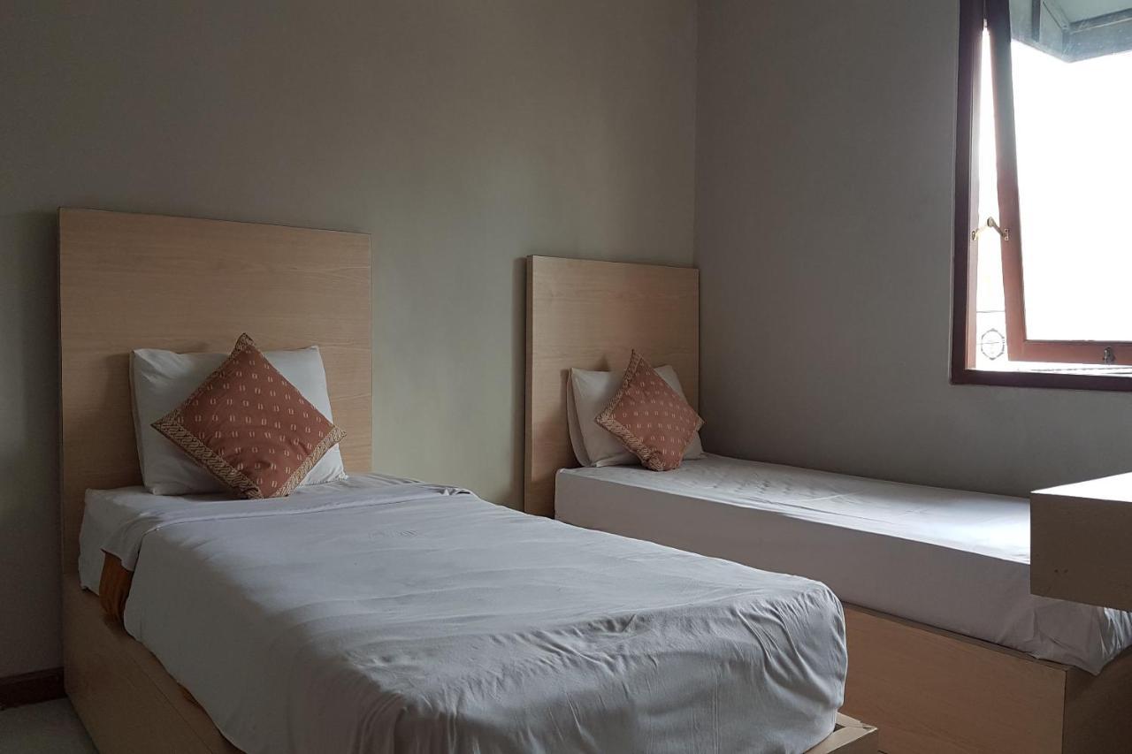 Oyo 3819 Hotel Winotosastro Джокьякарта Экстерьер фото