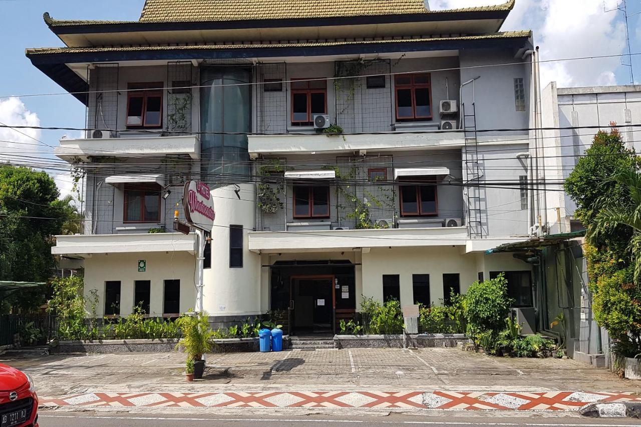 Oyo 3819 Hotel Winotosastro Джокьякарта Экстерьер фото
