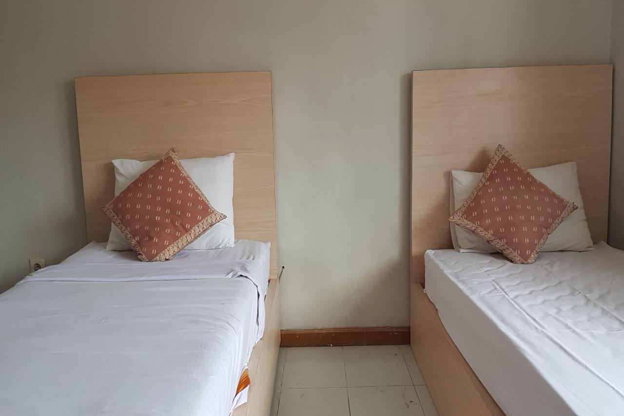 Oyo 3819 Hotel Winotosastro Джокьякарта Экстерьер фото